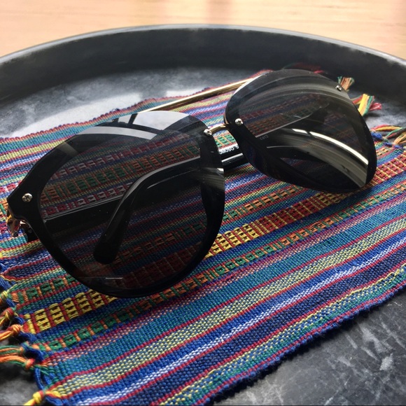 🟣 2/$10 Black and Gold Sunglasses - Picture 2 of 6